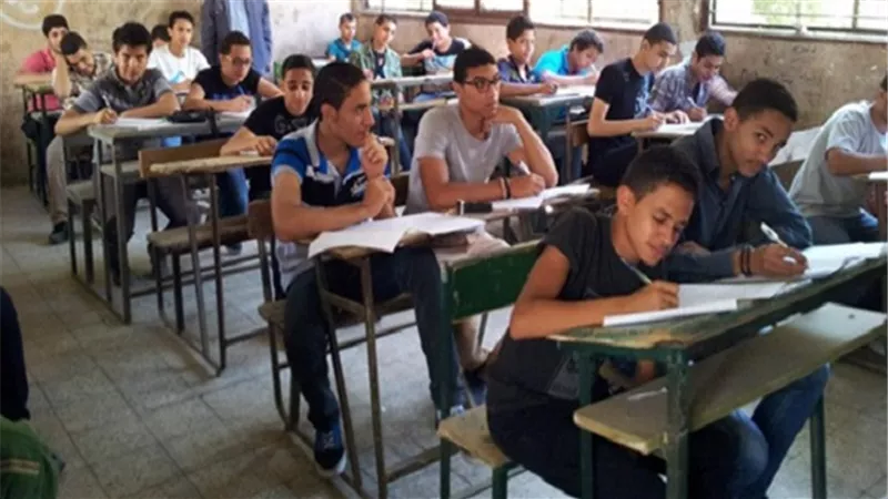 جدول امتحانات الدبلومات يتجاهل مادة الفيزياء لتخصص تكنولوجيا البترول.. نائب وزير التعليم يحل الأزمة بشكل مؤقت.. لجنة خاصة للطلاب في 2 يونيو.. وخبراء: خطأ وضع الوزارة في مأزق