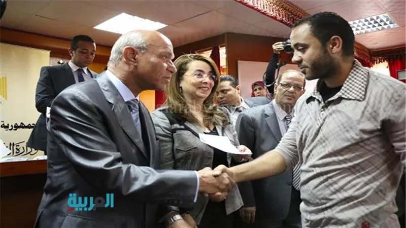بالصور.. والي وتيمور يوزعان شيكات المساعدات لمتضرري الرويعي والغورية