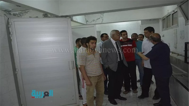 بالصور.. نائب رئيس جامعة المنصورة في زيارة مفاجئة لمدينة الطلبة