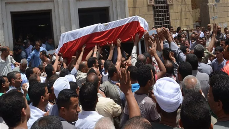 جنازة عسكرية لشهيد الشرطة بعد اشتباكات عرب الوالدة بحلوان 