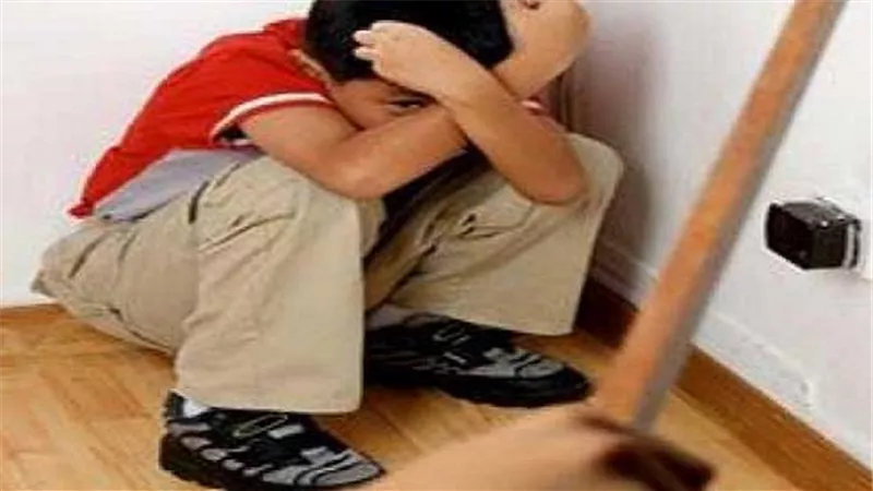 نكشف تفاصيل الاعتداء على طفل  بإدارة 6 أكتوبر.. ولي الأمر يتهم معلمتين بضرب ابنه.. والمحكمة تحكم ببراءتهما.. والمدرسة: التقرير الطبي مزور