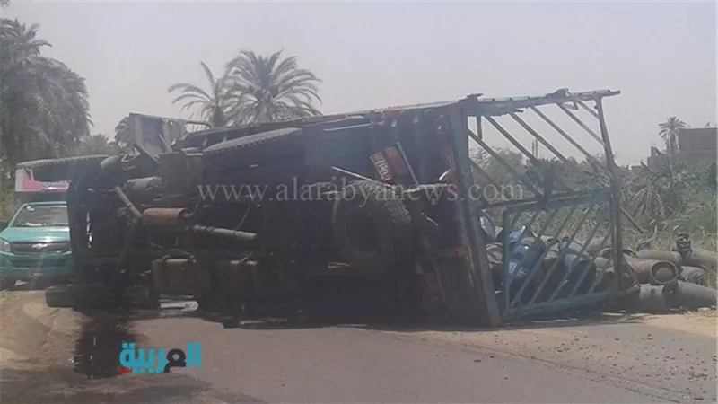 انقلاب سيارة محملة بمئات أسطوانات الغاز بطريق 