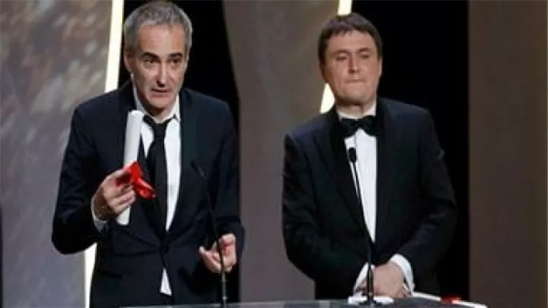 أوليفرا أسياس وكريستيان مونجيو يتقاسمان جائزة أفضل مخرج بـ