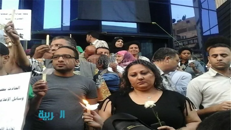 بالصور.. وقفة صامتة حدادًا على ضحايا الطائرة بـ
