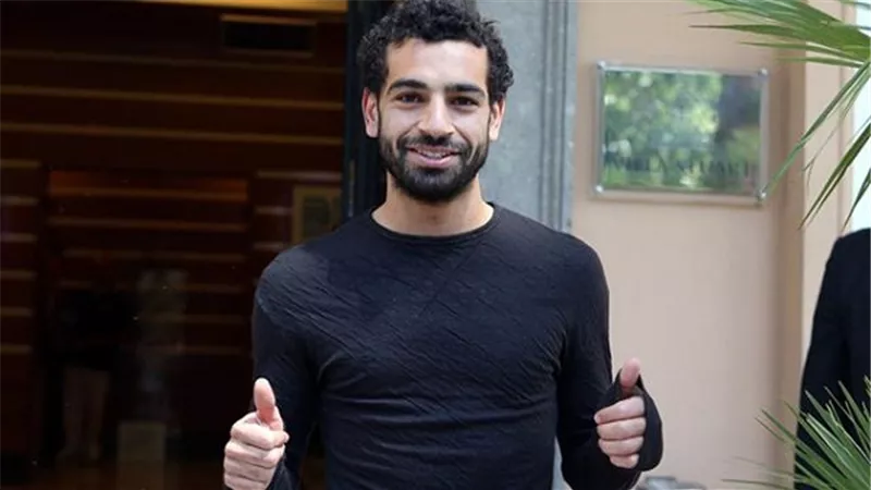 صلاح ينشر صورة مع بطل العالم في الإسكواش