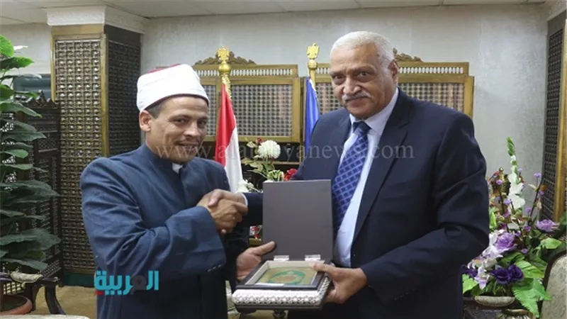 محافظ السويس يستقبل مدير الأوقاف الجديد.. ويزور 