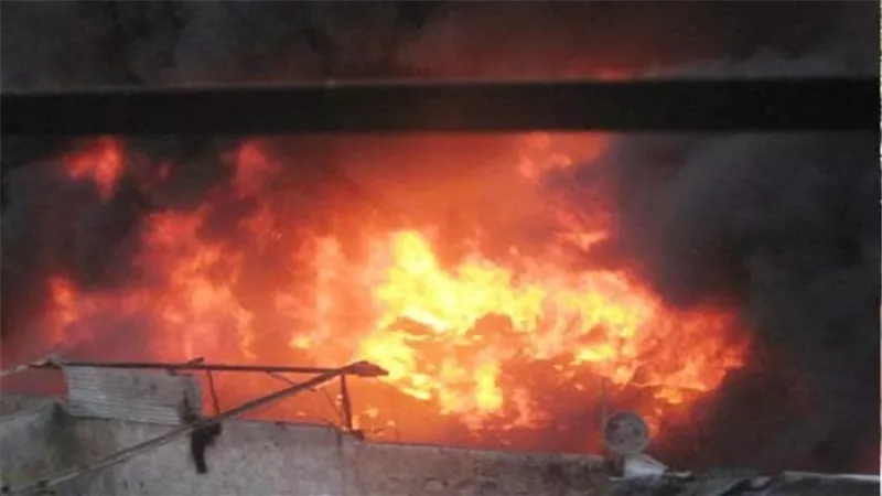 سباك يشعل النيران فى دراجة عامل لخلافات بينهم بحلوان 