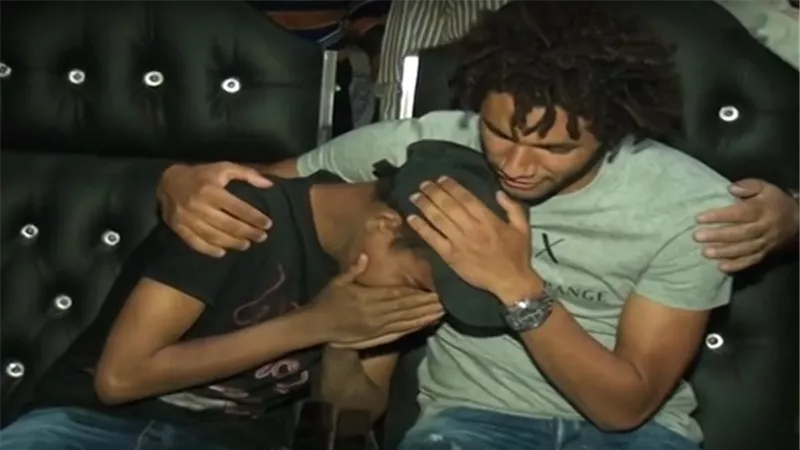بالفيديو.. محمد النني يحتوي بكاء شاب في البحيرة