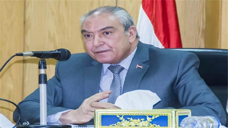محافظ المنيا يسلم زوج سيدة 