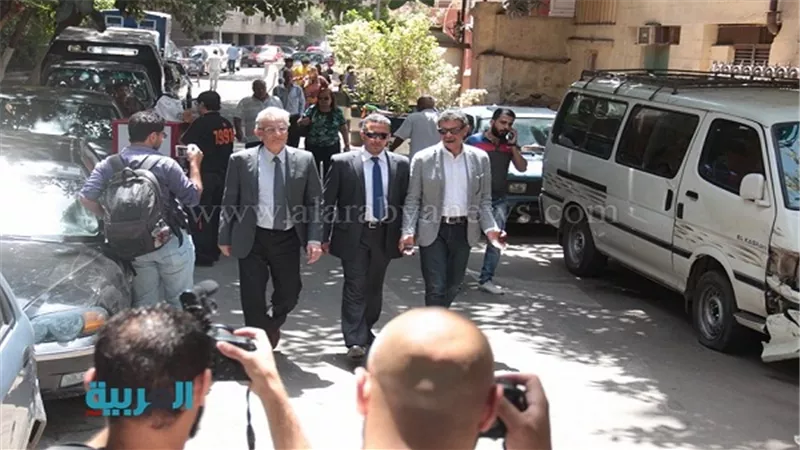 بالصور.. توافد عشرات الصحفيين إلى محيط قسم قصر النيل