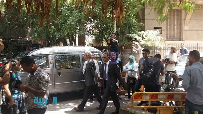 بالصور.. قيادات الصحفيين أمام قسم قصر النيل تضامنا مع مجلس النقابة