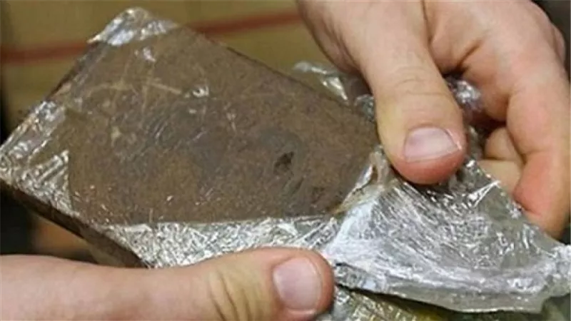 ضبط عاطل بحوزته 15 قطعة حشيش بـ