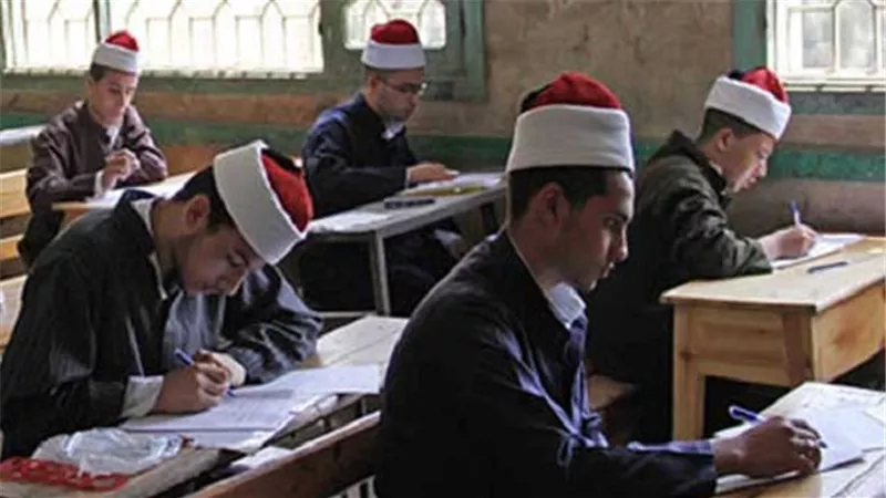 ضبط طالب أزهري أثناء محادثة مع صفحة لتسريب الامتحانات على 