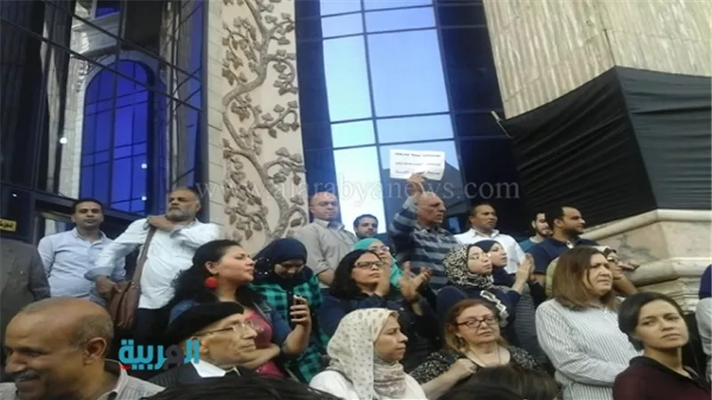 عشرات الصحفيين يحتجون على احتجاز 