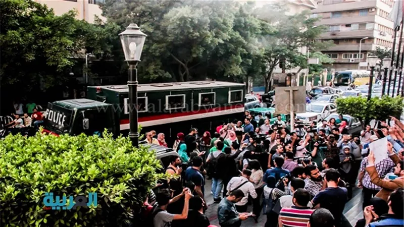 بالفيديو.. عشرات الصحفيين يحتجون على احتجاز 