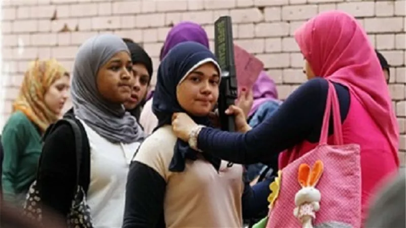 9 مهام لأعضاء الأمن بلجان امتحانات الثانوية العامة.. استخدام العصا الإلكترونية لتفتيش الطلاب.. وتأمين حجرة الكنترول.. والوزير: رصد تلاميذ 