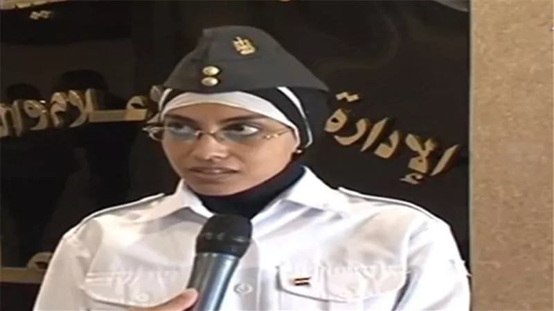 وزير الداخلية يكرم عريف الشرطة لحصولها على الدكتوراة 