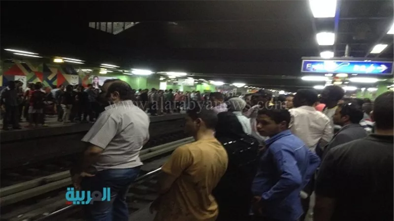 بالصور.. ازدحام محطات مترو الأنفاق بسبب ارتفاع درجات الحرارة