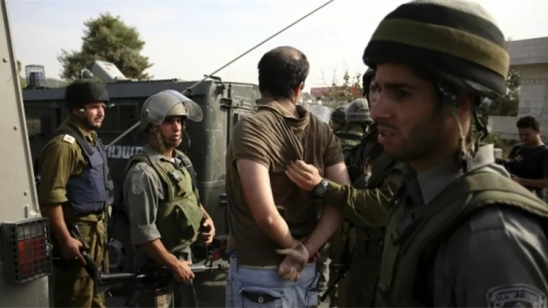 الاحتلال يعتقل 12 مواطنًا من الضفة