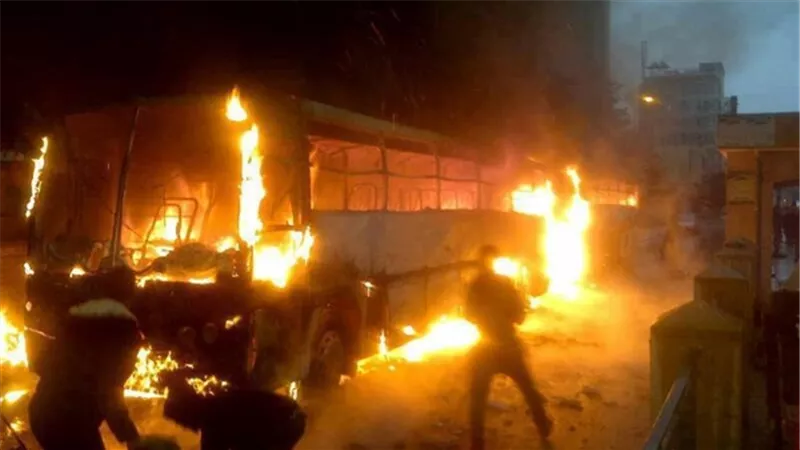 بسبب حرارة الشمس.. نشوب حريق بأتوبيس أعلى كوبري المنيب 