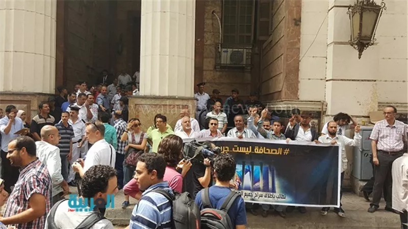 وقفة أمام محكمة عابدين للتضامن مع نقيب الصحفيين 