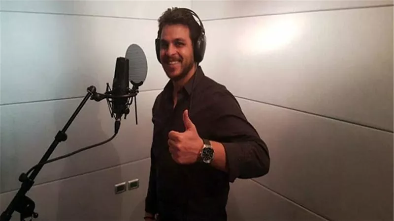 بالفيديو.. محمد رشاد يغني تتر 