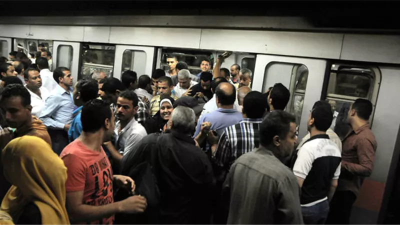 ذعر في مترو العتبة بعد إطلاق شاب ألعاب نارية بالمحطة