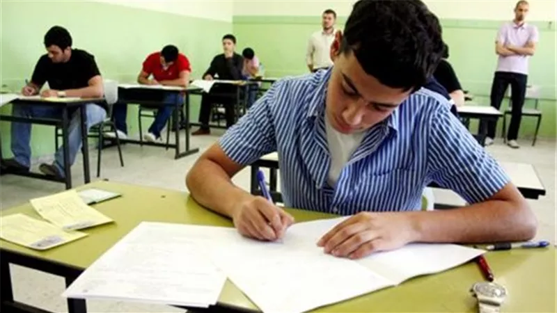 بالفيديو.. ولي أمر أحد طلاب الثانوية العامة يكشف كيفية تسريب الامتحانات