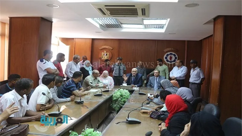محافظ السويس يبحث تظلمات الحالات الخاصة لأهالي عزبة الصفيح 