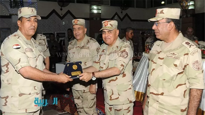بالصور.. وزير الدفاع يشارك جنود الجيش الثاني 