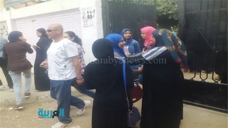 بالصور.. ردود أفعال مختلفة لطلاب الثانوية العامة بعد امتحان الإحصاء 