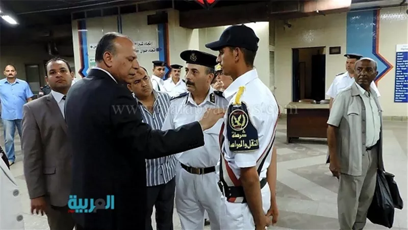بالصور.. جولة لمدير شرطة النقل على محطة السكة الحديد ومترو الشهداء