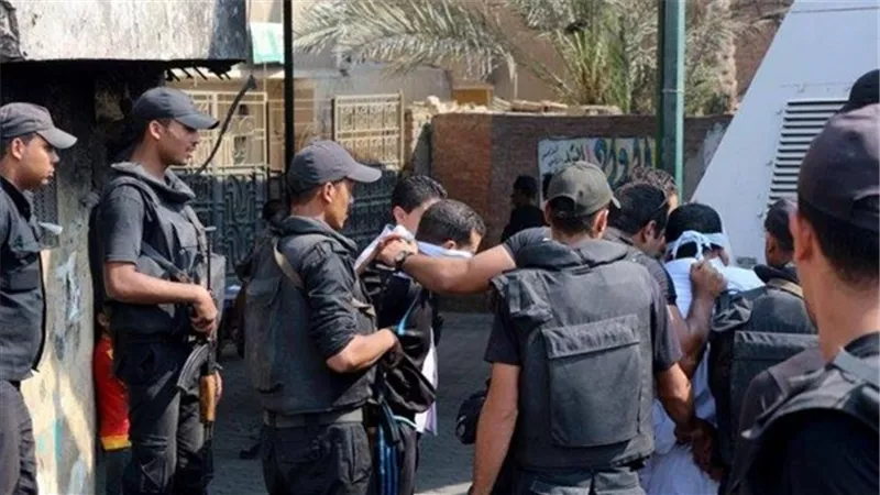 الشرطة تطارد المجاهرين بالإفطار في رمضان.. خبراء: قبضة الأمن لا تصلح وتبرير للعنف.. وحقوقي: 