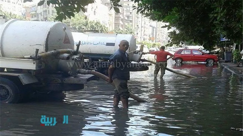 بالصور.. كسر 3 مواسير مياه بالجيزة تغرق الشوارع