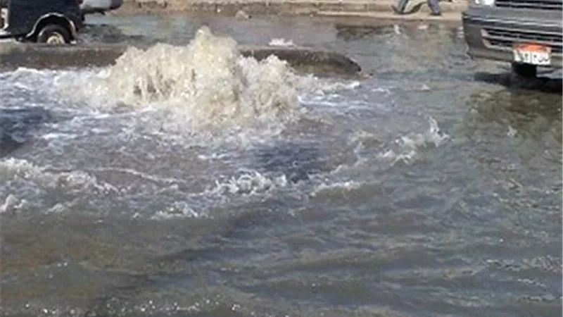 كسر ماسورة مياه بمحطة نصر الدين في الهرم 
