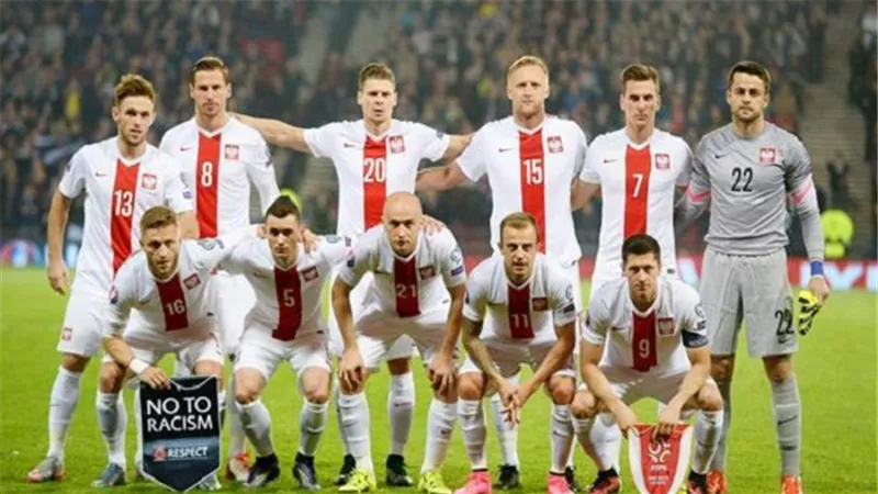 بث مباشر.. بولندا تفتح مشوارها في 