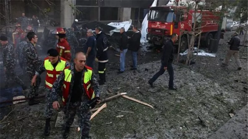 بالفيديو والصور.. الصليب الأحمر اللبناني: إصابة اثنين في انفجار بيروت