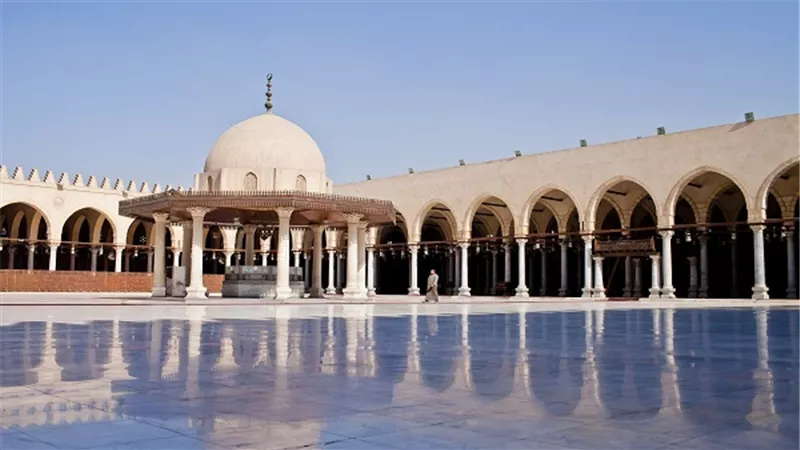 مسجد عمرو بن العاص.. صلى فيه الصحابة.. وتعلقت به قلوب ملايين المصريين