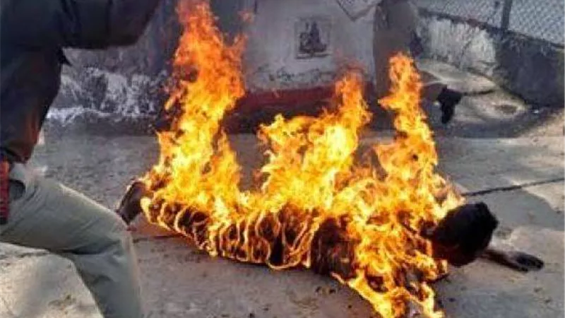 سائق يشعل النيران في والده المسن للخلاف على إيراد سيارة بالجيزة 
