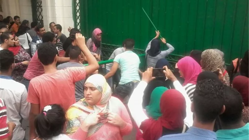 ننشر مطالب طلاب الثانوية المتظاهرين أمام 