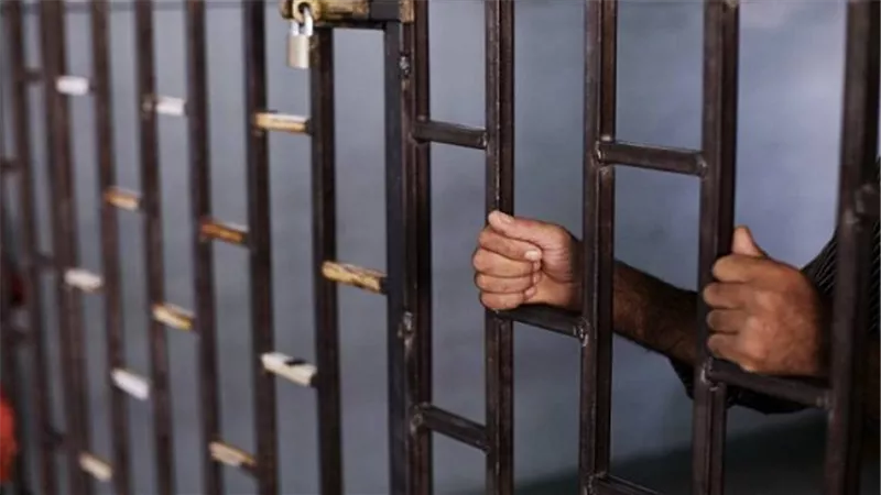 الأربعاء.. محاكمة عاطل وقف عاريًا في 