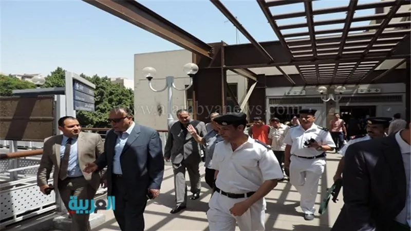بالصور.. مدير شرطة النقل يتفقد محطات السكة الحديد والمترو 