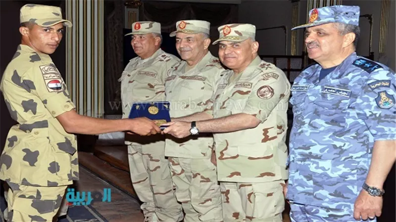 الفريق صدقي صبحي يشارك رجال القوات البحرية إفطارهم