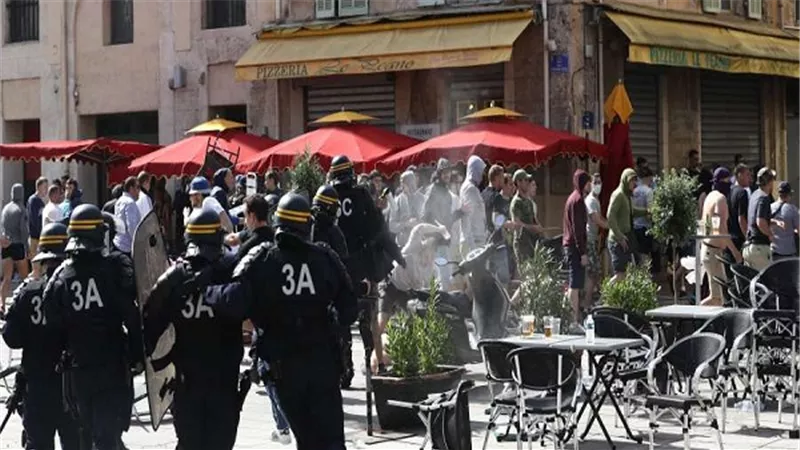 وزير فرنسي: الشرطة أطلقت عملية أمنية لتوقيف 40 مشجعًا روسيًا
