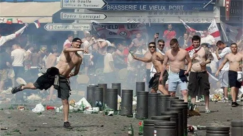 تجدد أحداث الشغب بين مشجعي منتخبي إنجلترا وروسيا في 