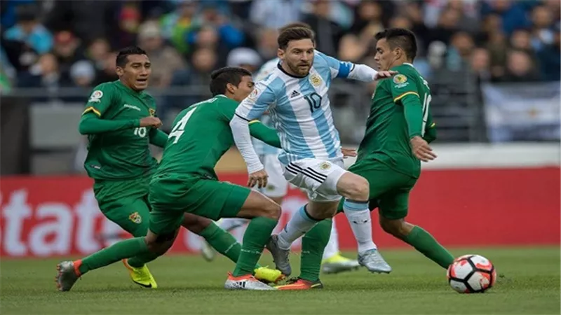 بالفيديو.. ميسي يحرج حارس بوليفيا بـ