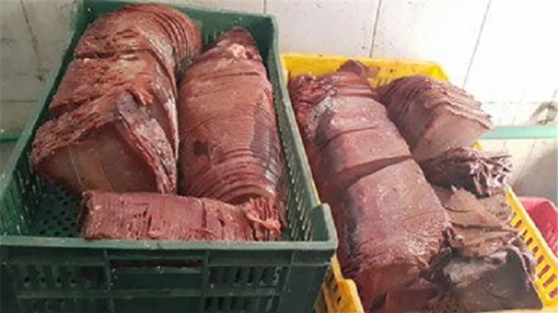 ضبط 3 أطنان شحوم ودهون خنازير داخل مصنع لإنتاج اللانشون بالعبور