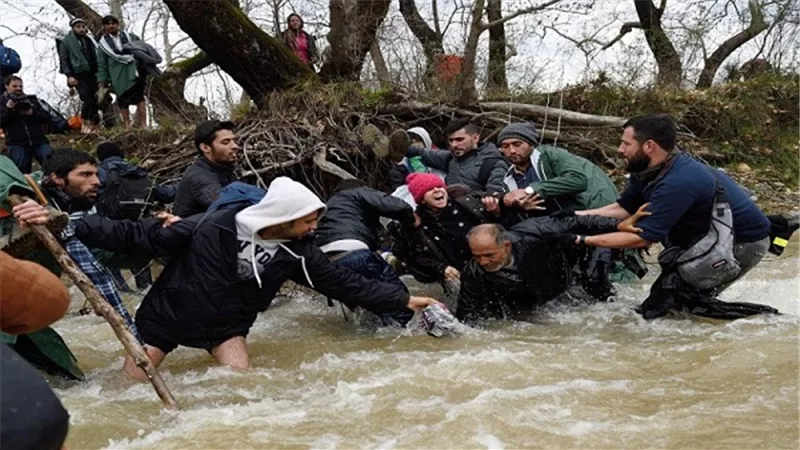 بالفيديو.. هروب آلاف العراقيين عبر النهر عقب الهجوم على الفلوجة