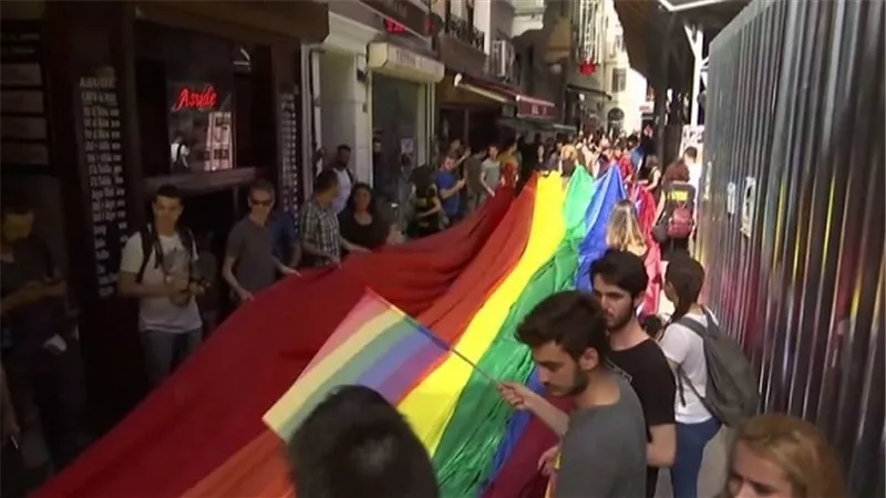 بالفيديو.. قوات الأمن التركية تفرق مسيرة للمثليين في إسطنبول