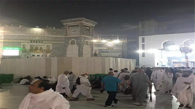 بالصور.. إزالة مجسم الساعة من ساحة الحرم المكي الشريف